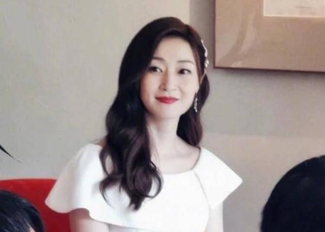 50岁万绮雯定居内地荣升老板娘,投资民宿,亲自晒长腿宣传|万绮雯|民宿|亚视_新浪新闻