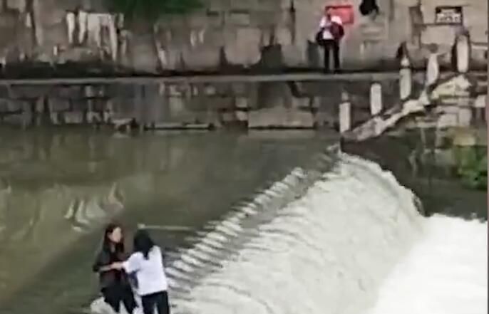太能作了!湘西2女孩在水坝上拍照被冲走,搜寻1小时后2人终获救休闲区蓝鸢梦想 - Www.slyday.coM 太能作了!湘西2女孩在水坝上拍照被冲走,搜寻1小时后2人终获救休闲区蓝鸢梦想 - Www.slyday.coM