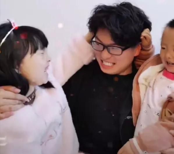 田静的弟弟"奇奇悦悦与舅舅"现如今也在自己的视频网络账号上异常活跃
