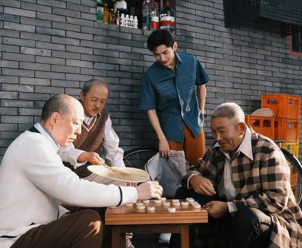 白敬亭各方面的资源不错,可惜之前拍摄几部影视剧,热度并不是很高.