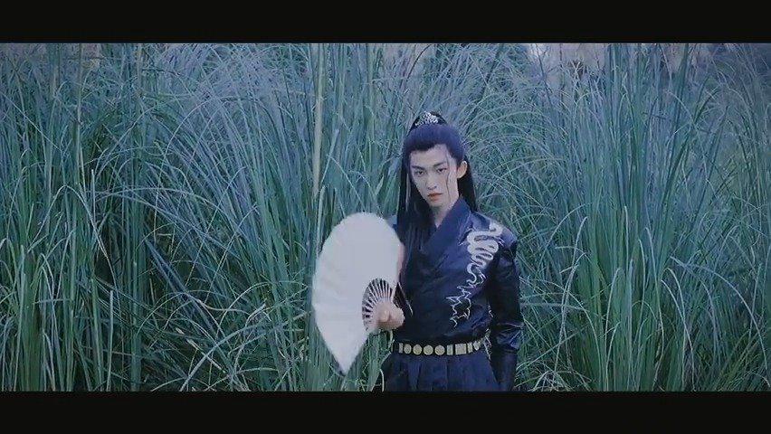 刘宇营业啦,一身黑色劲装勾勒好身材,高束马尾眼神戏有