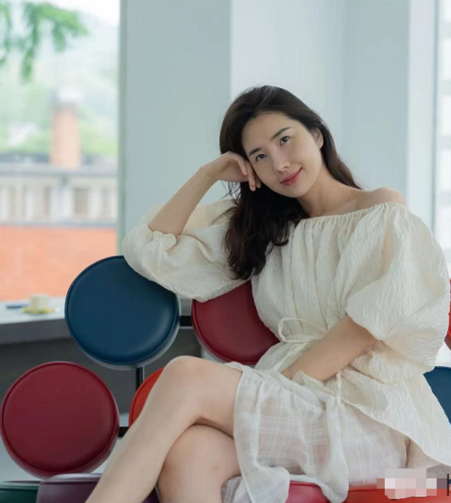 董花花晒照,穿白裙罕秀香肩美腿,一脸福相被赞越