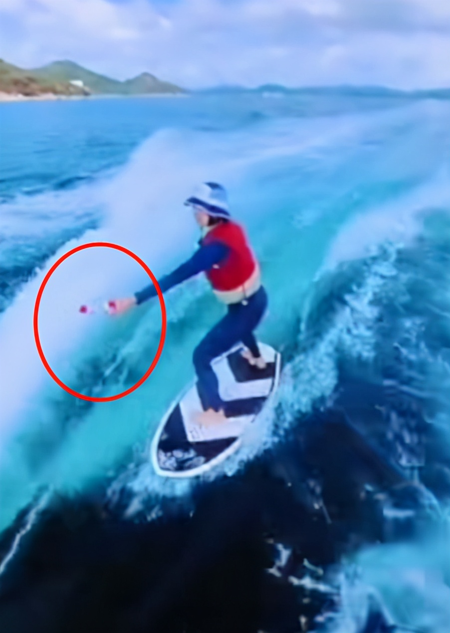 baby海上冲浪摔倒15次穿紧身服显胳膊纤细掉进海里见不着人影