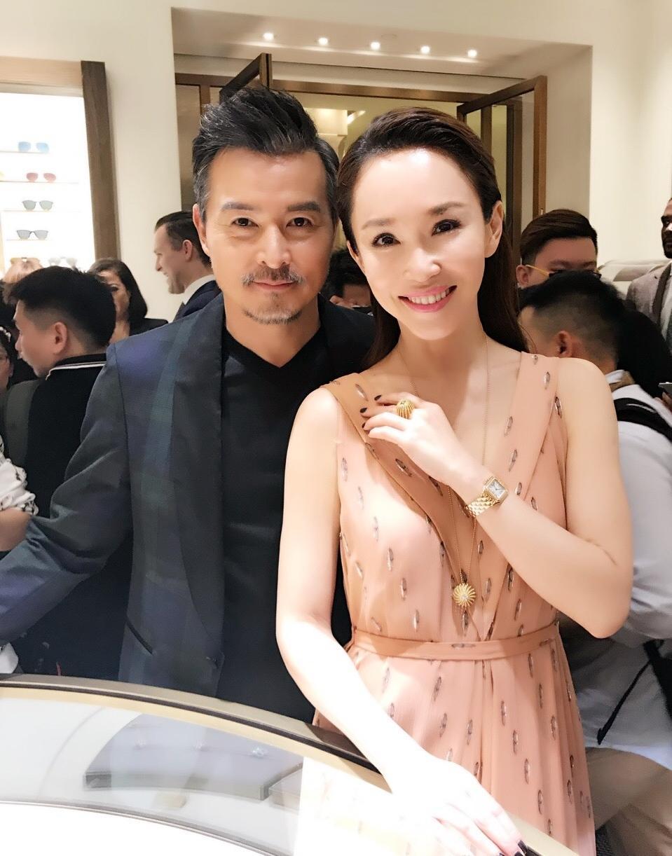 范文芳罕见与老公亮相穿连衣裙高贵优雅不愧是新加坡第一美女