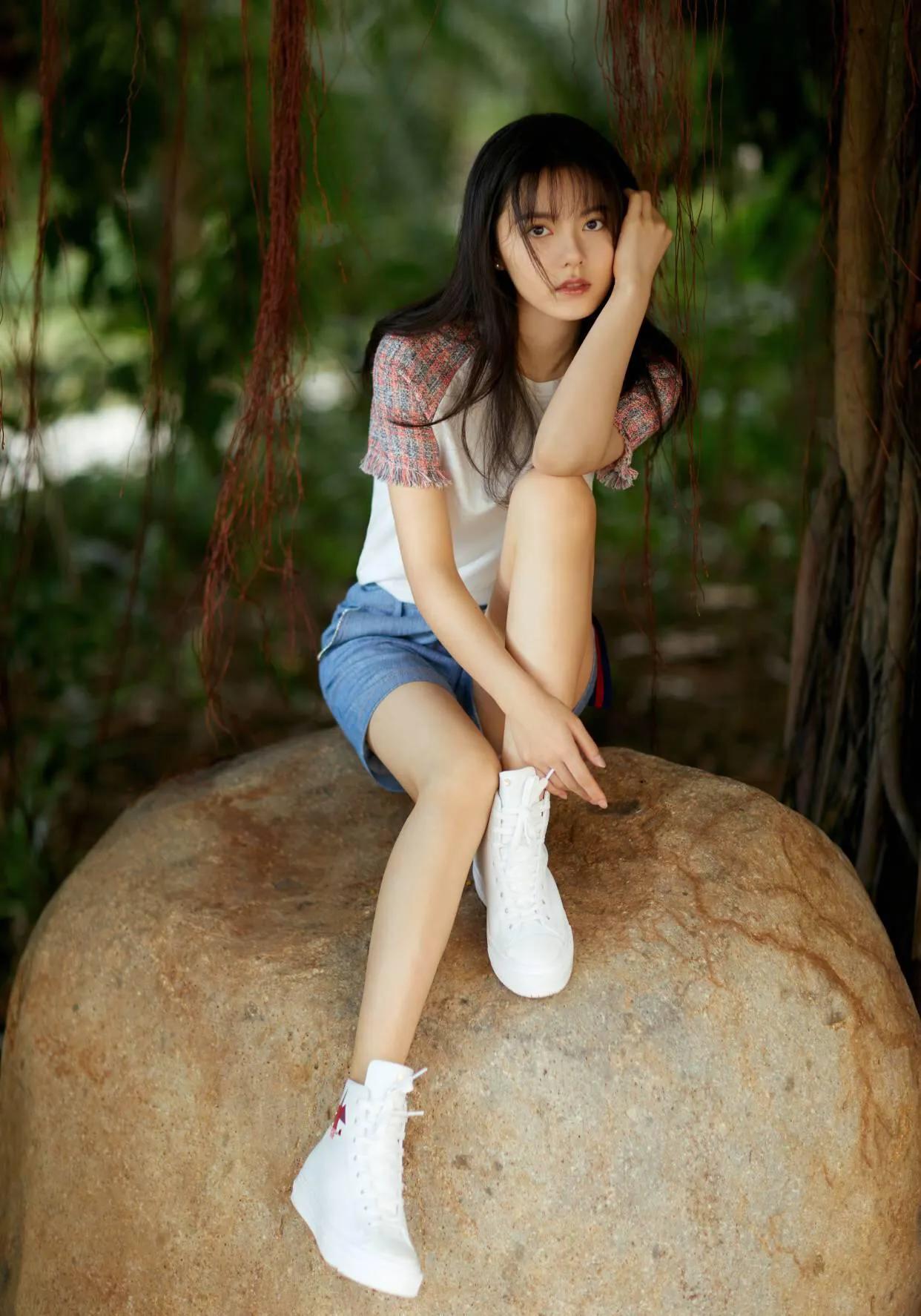 赵今麦,穿"jk"黑裙,捕捉午后阳光,尽显邻家少女姿态|赵今麦|半身裙