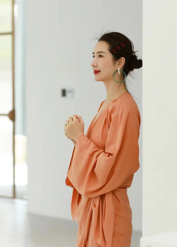 董花花晒照,穿白裙罕秀香肩美腿,一脸福相被赞越长越像郭晶晶