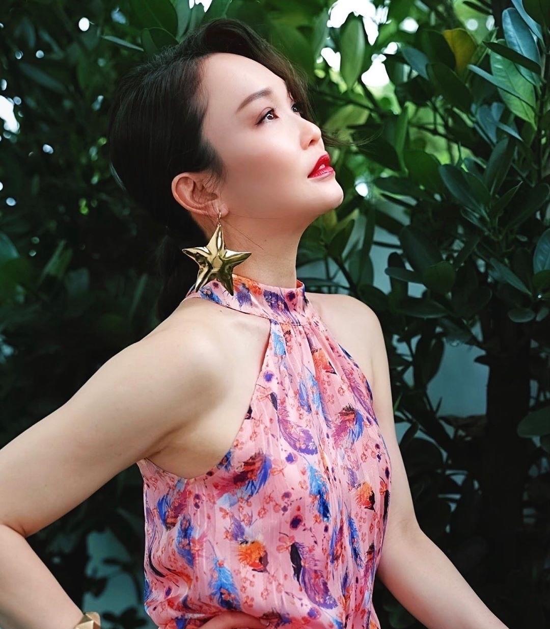 范文芳罕见与老公亮相穿连衣裙高贵优雅不愧是新加坡第一美女