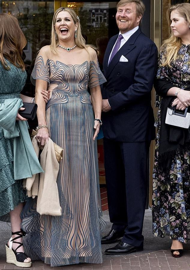 荷兰王室三个公主穿礼服裙难得美可惜显老10岁王后薄纱裙最赞