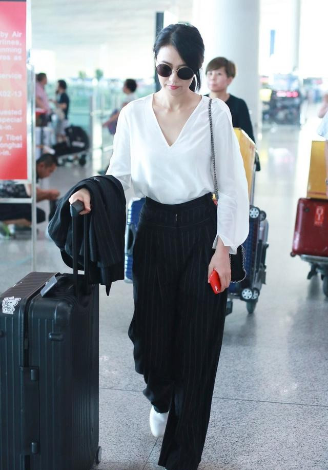 大s与小s出游姐妹2人穿同款白衣黑裤简洁随意的style不失端庄