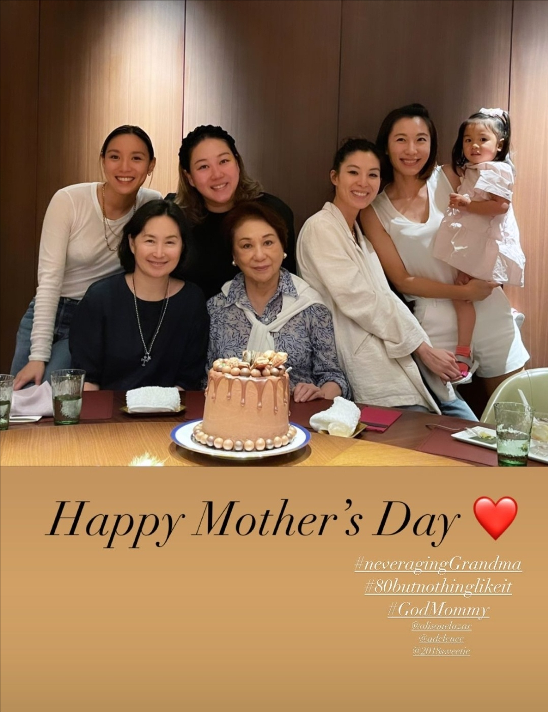 何超琼祖孙三代罕同框与干女儿亲妈同框她坐一边素颜不抢风头