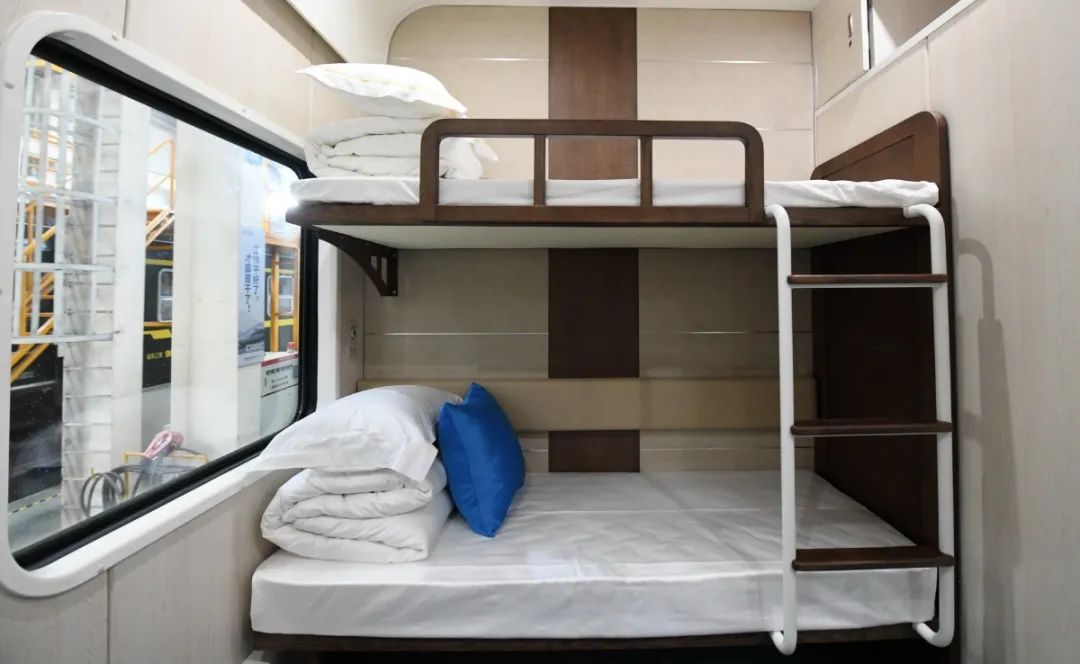 了电视机内部宽敞明亮先来看看最豪华的双人房(高级硬卧)5辆"熊猫归阁