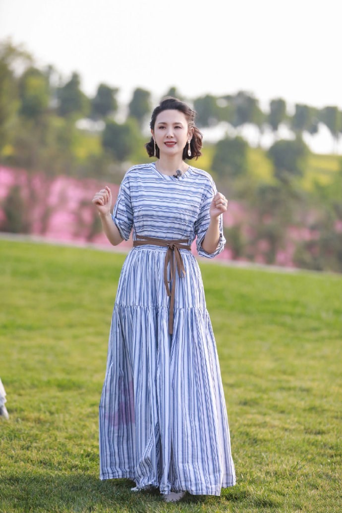 所以程莉莎此次这款连衣裙设计极其简单,蓝白条纹的渲染,让长裙既整齐