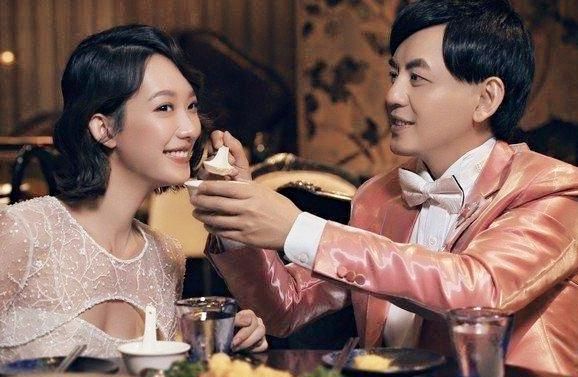 2020年3月5日,黄子佼官宣登记结婚,发文"黄太太,我爱你.