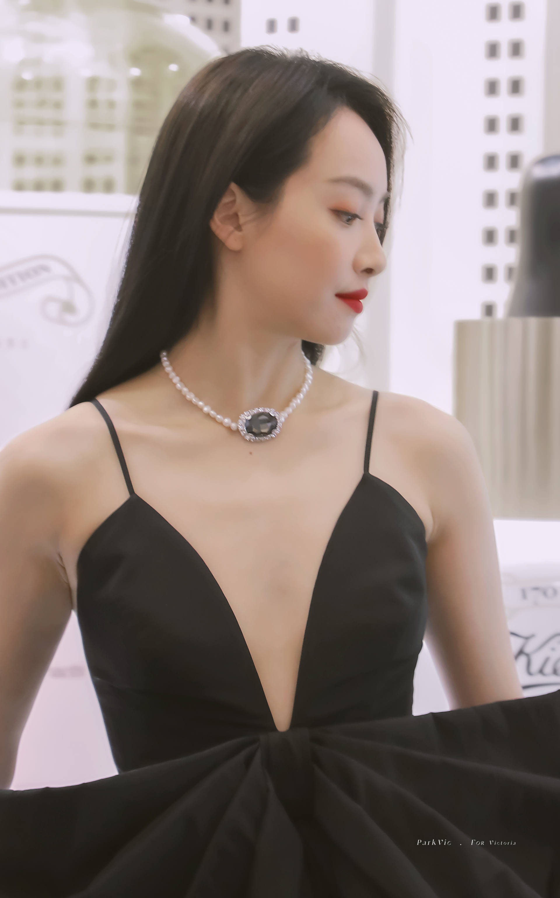 宋茜身穿v领裙现身活动领口大开快到肚脐被槽从不缝领口