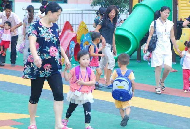 幼儿园延迟到六点放学,孩子接送不用发愁,但新问题让家长更纠结休闲区蓝鸢梦想 - Www.slyday.coM