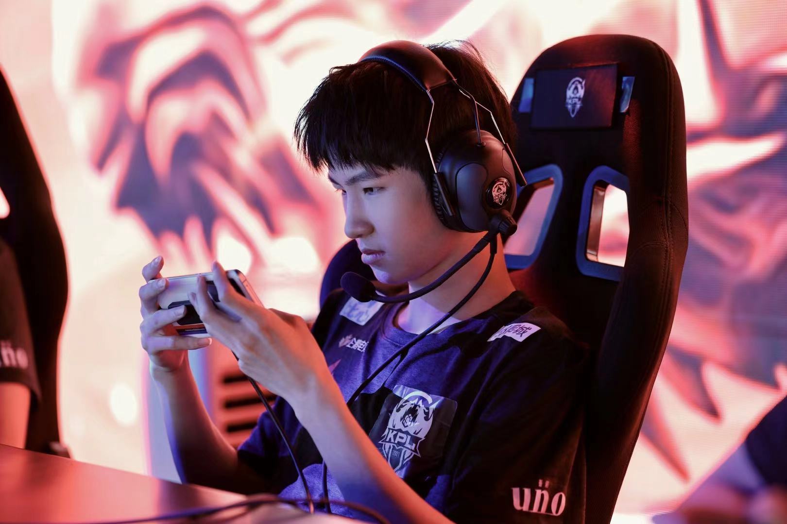 kpl一诺直播玩关羽破防直接开麦怒喷队友却还被水友支持