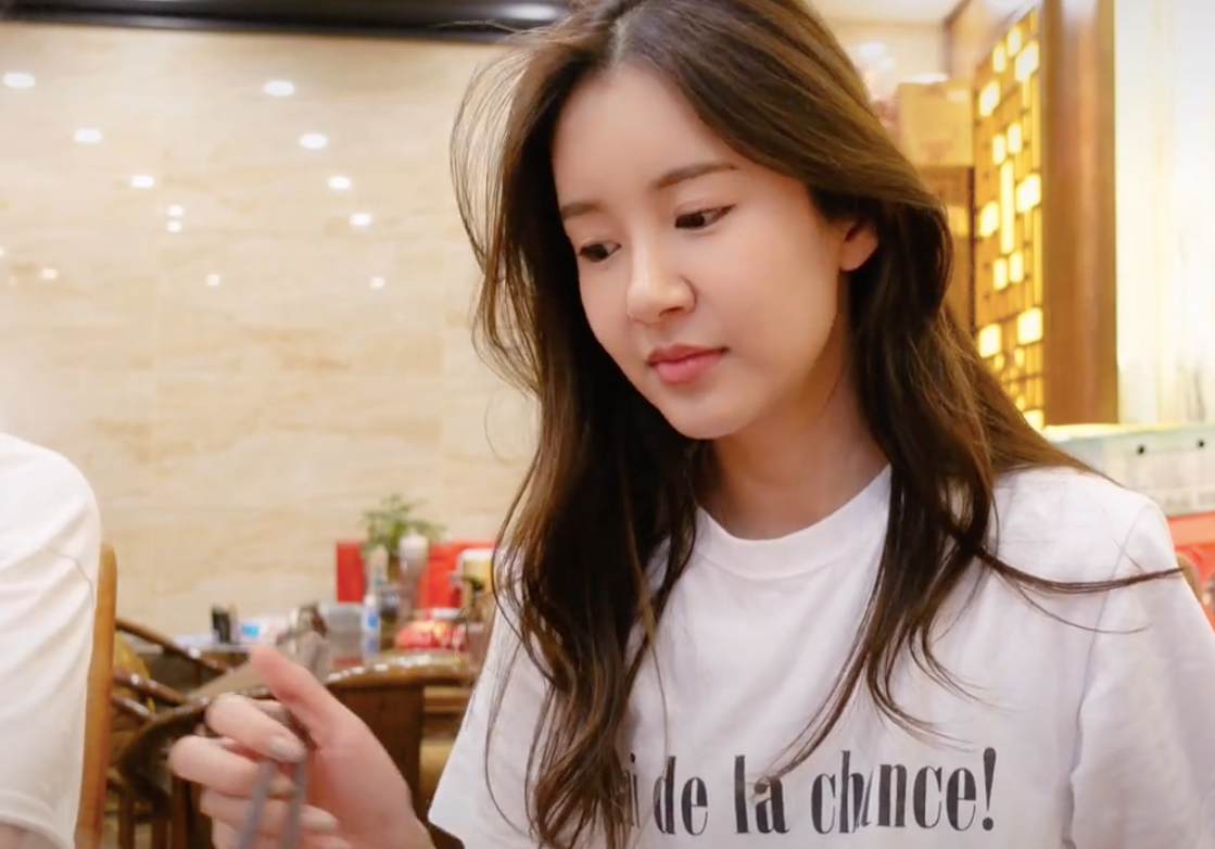 张子萱陈赫罕见秀恩爱上演摸头杀甜到掉牙女方笑得一脸娇羞