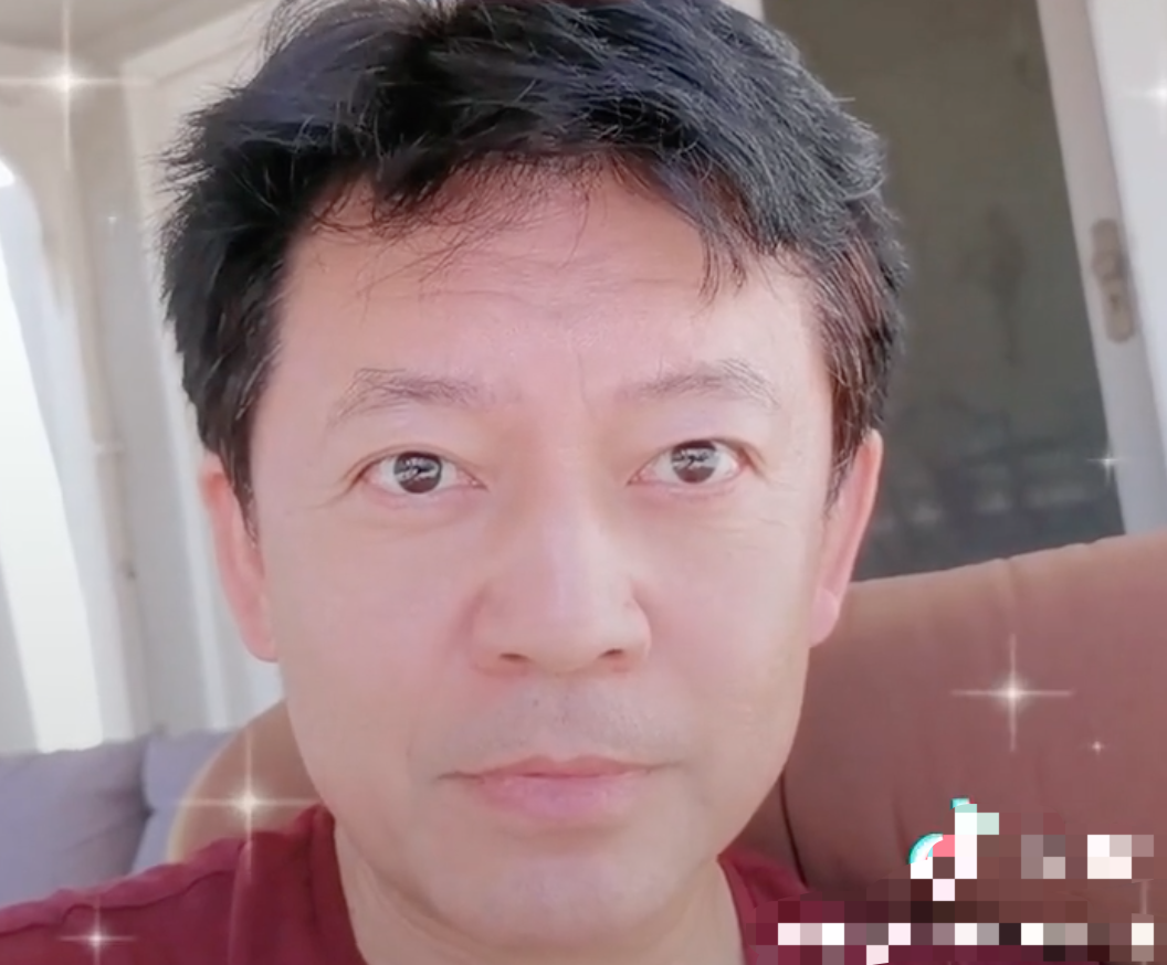何政军曝近照抬头纹深被网友调侃结婚29年零绯闻妻女都是美人