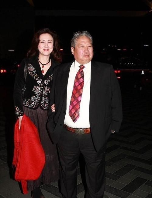 看到洪金宝了老婆才知道什么叫做穿搭的跨越度大雅村色的礼服简约大方