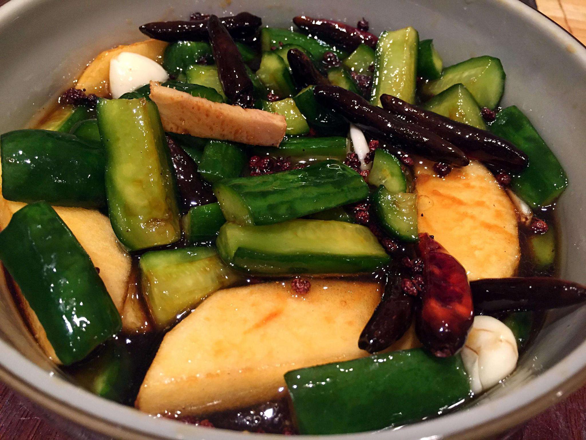 大火烧开后,制作成酱汁,放在一旁晾凉;备用;6,把腌制好的黄瓜用清水