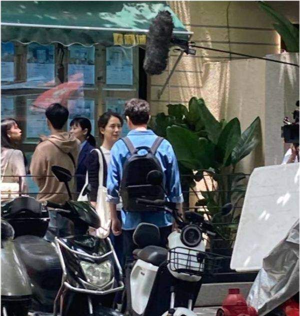 冯绍峰离婚后,现身上海街头,状态自然休闲区蓝鸢梦想 - Www.slyday.coM 冯绍峰离婚后,现身上海街头,状态自然休闲区蓝鸢梦想 - Www.slyday.coM