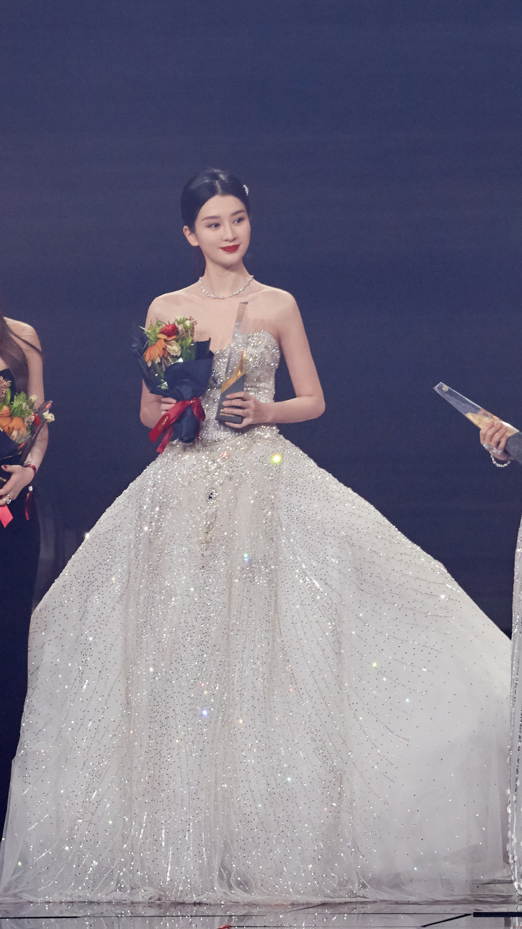 乔欣终于不再做乖乖女大胆穿高开叉礼服亮相好身材真抢镜