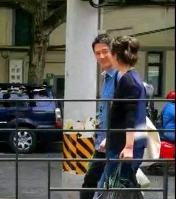 冯绍峰离婚后,现身上海街头,状态自然休闲区蓝鸢梦想 - Www.slyday.coM 冯绍峰离婚后,现身上海街头,状态自然休闲区蓝鸢梦想 - Www.slyday.coM