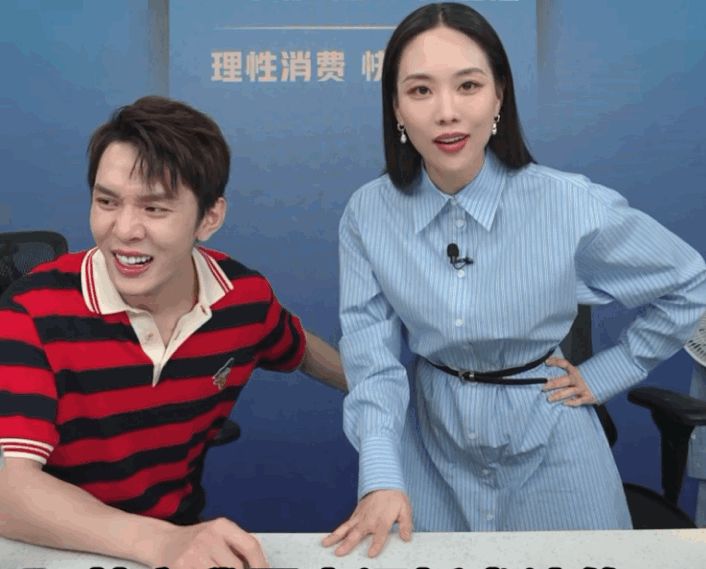 李佳琦人间唢呐感染力有多强王霏霏被同化直播间成菜市场