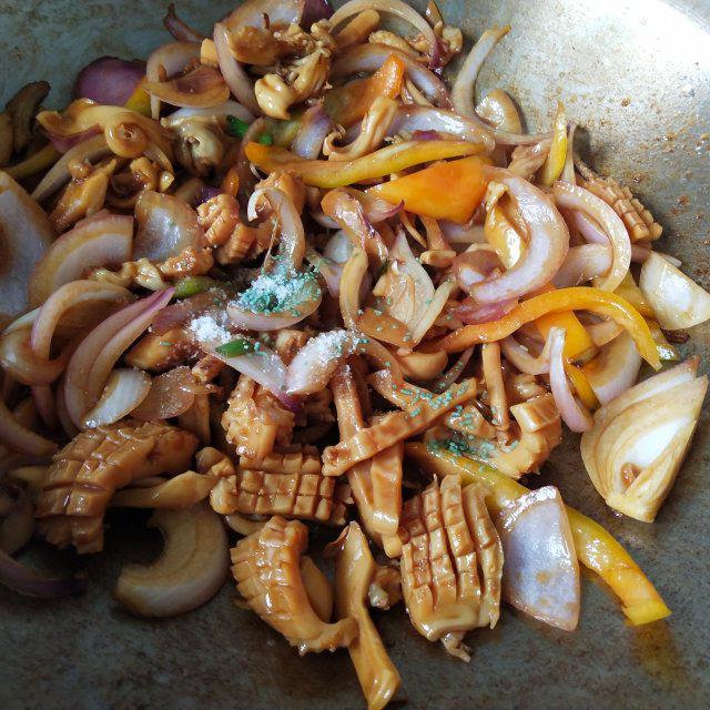 洋葱炒墨鱼干滋味鲜美可口下饭