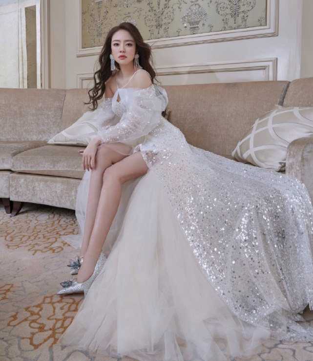 40岁安以轩生二胎后首登封面穿礼服秀美腿化浓妆仍难掩疲态