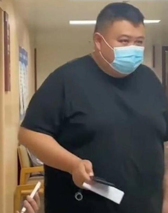 41岁孙越发量稀少疑秃顶与岳云鹏对比明显体重240斤现身医院