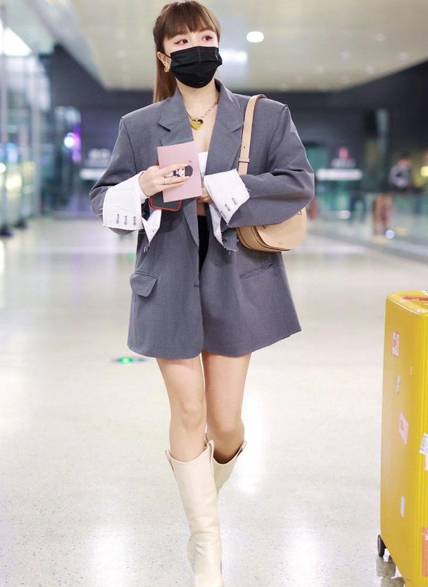 至于产生在视觉上拉高身材比例的既视感,很好的掩饰了身高不足的问题