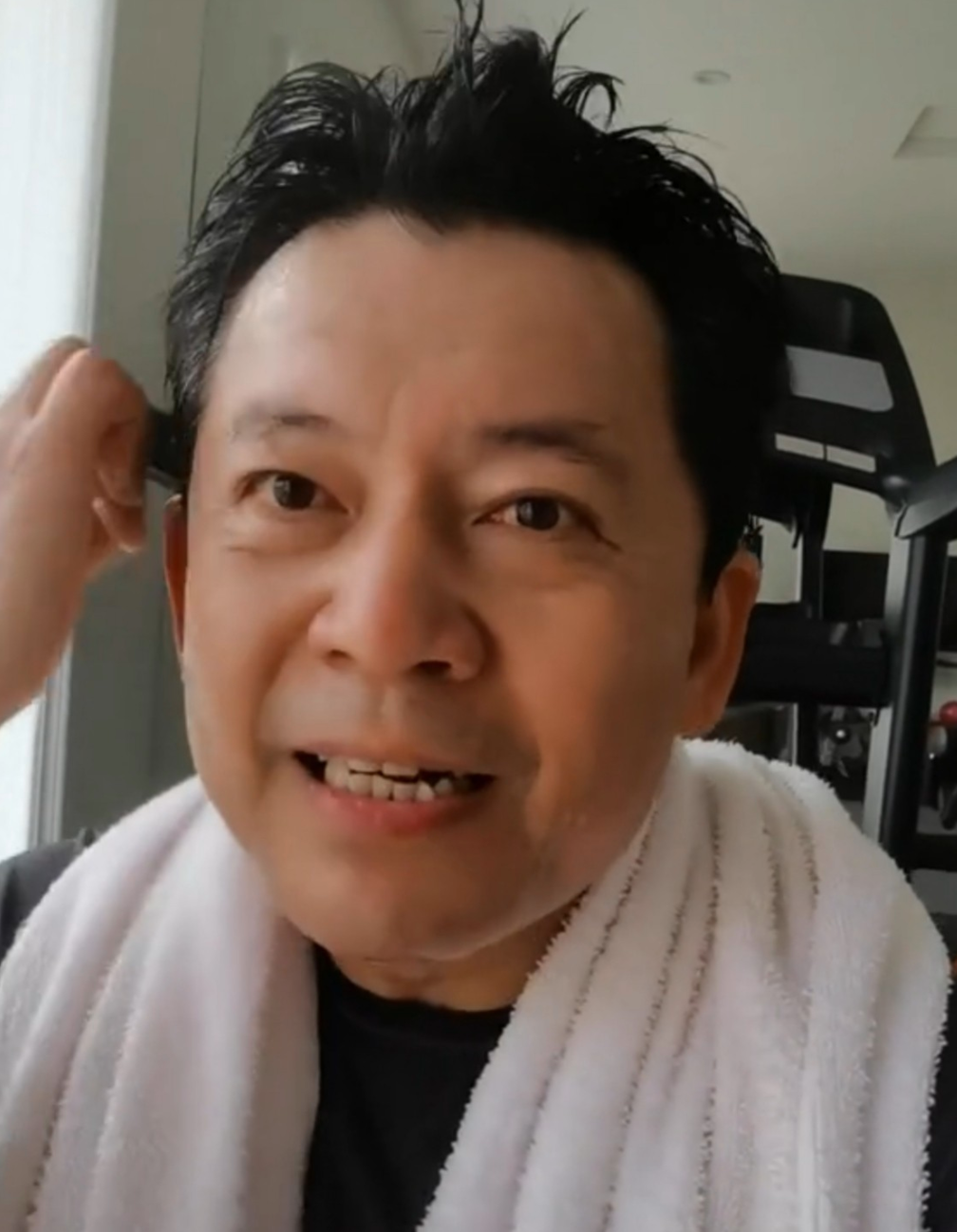 何政军曝近照抬头纹深被网友调侃结婚29年零绯闻妻女都是美人
