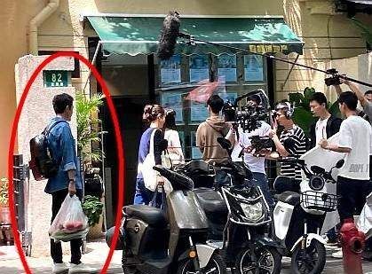 冯绍峰离婚后,现身上海街头,状态自然休闲区蓝鸢梦想 - Www.slyday.coM 冯绍峰离婚后,现身上海街头,状态自然休闲区蓝鸢梦想 - Www.slyday.coM