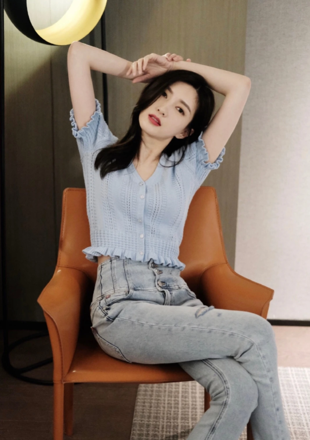 江疏影的女神坐火了穿牛仔裤都能坐出玉女范谁能模仿得了