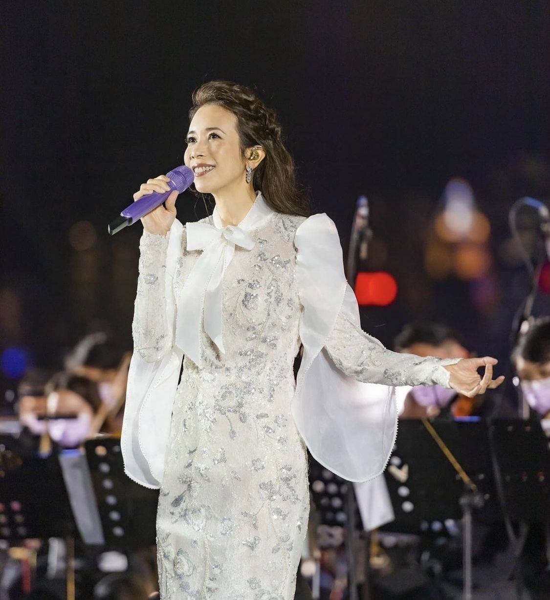 50岁莫文蔚要退休嫁外籍丈夫异地10年与丈夫团聚后回归家庭