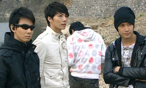 铠甲勇士黑犀侠的2个召唤人北淼强还是北凯