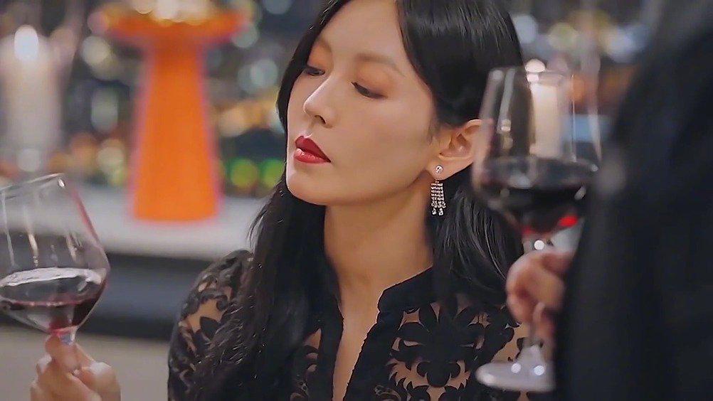 金素妍在顶楼的女主真的好适合蛇蝎大美人的设定金素妍真太飒了67