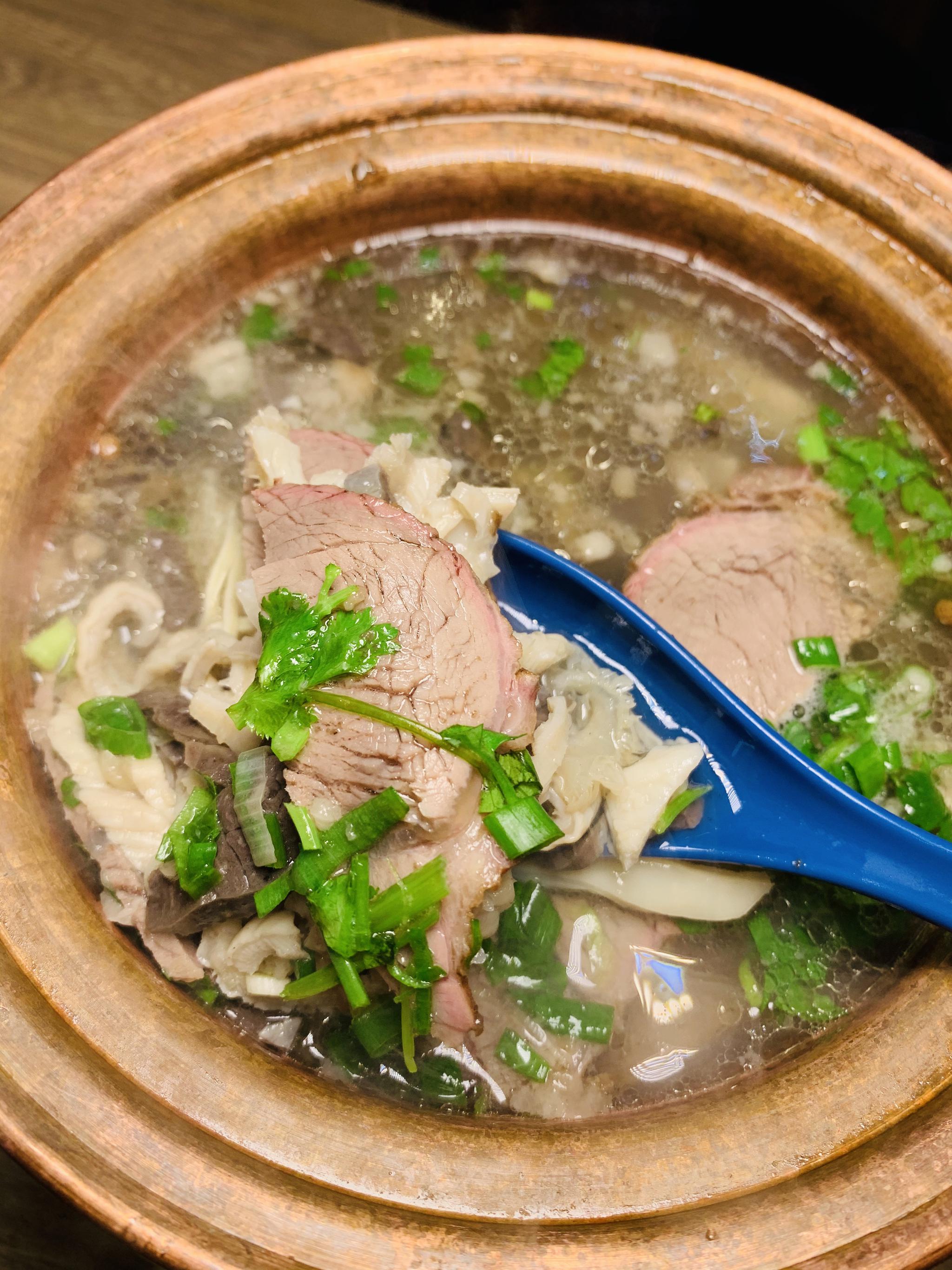 在长春这家不起眼的小店9块钱的牛肉汤饭就能让你吃到饱