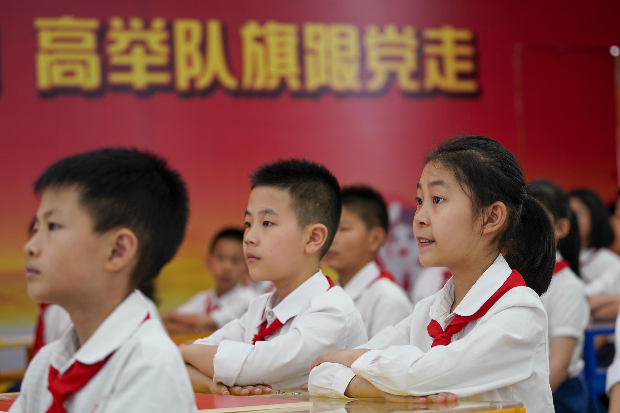 正文  当日,共青团重庆市九龙坡区委联合四川美术学院,在当地火炬小