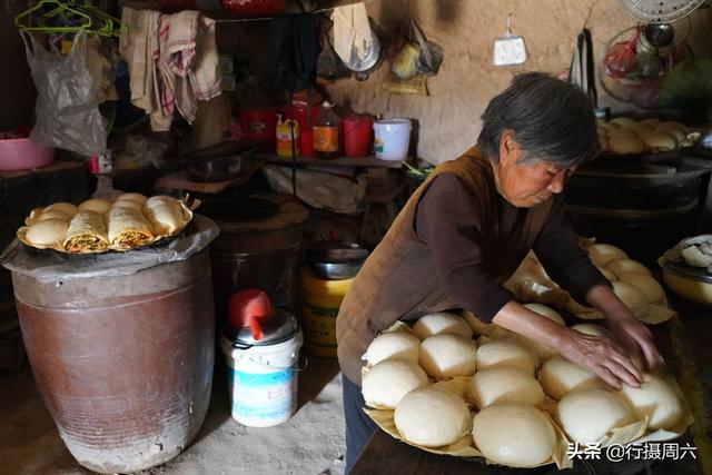 河南8旬老人烧柴火1小时蒸64个大馒头吃1个月看生活成啥样