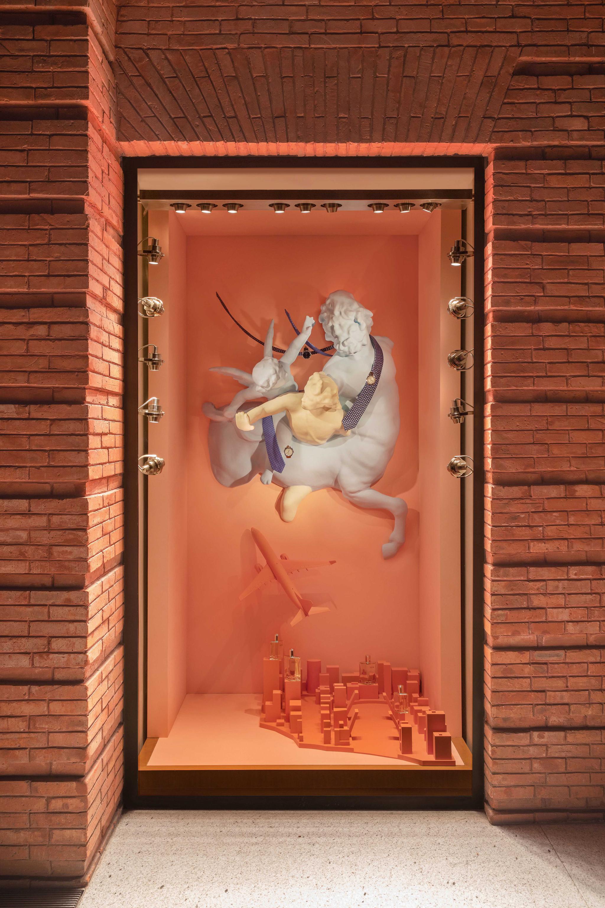 爱马仕夏季橱窗连接神话与现实香奈儿高级珠宝致敬香水百年传奇丨是日