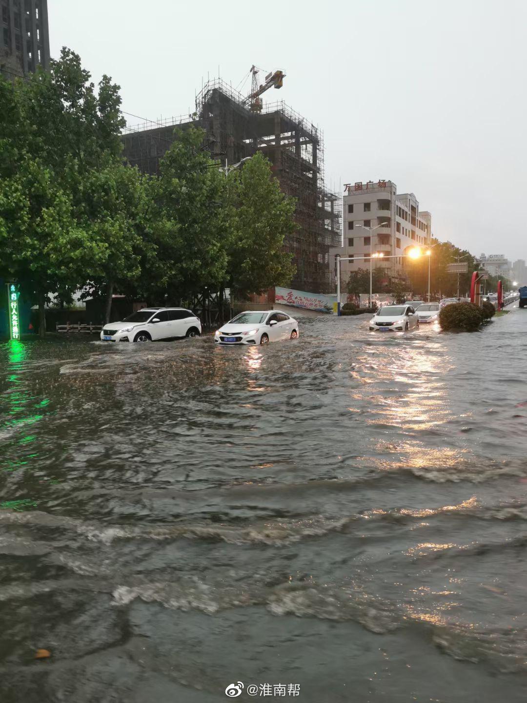 淮南遭遇暴雨城区多处积水大家出行一定要注意安全
