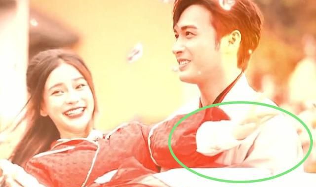 张彬彬公主抱baby手放的位置很讲究跟抱景甜时不一样