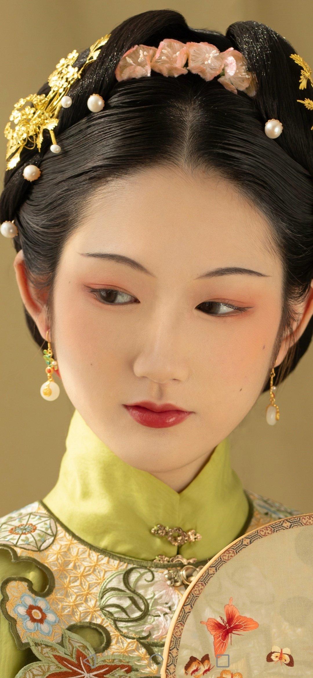 除了柳叶眉这位博主还尝试过水弯眉,也是比较纤细的类型,这款眉形和