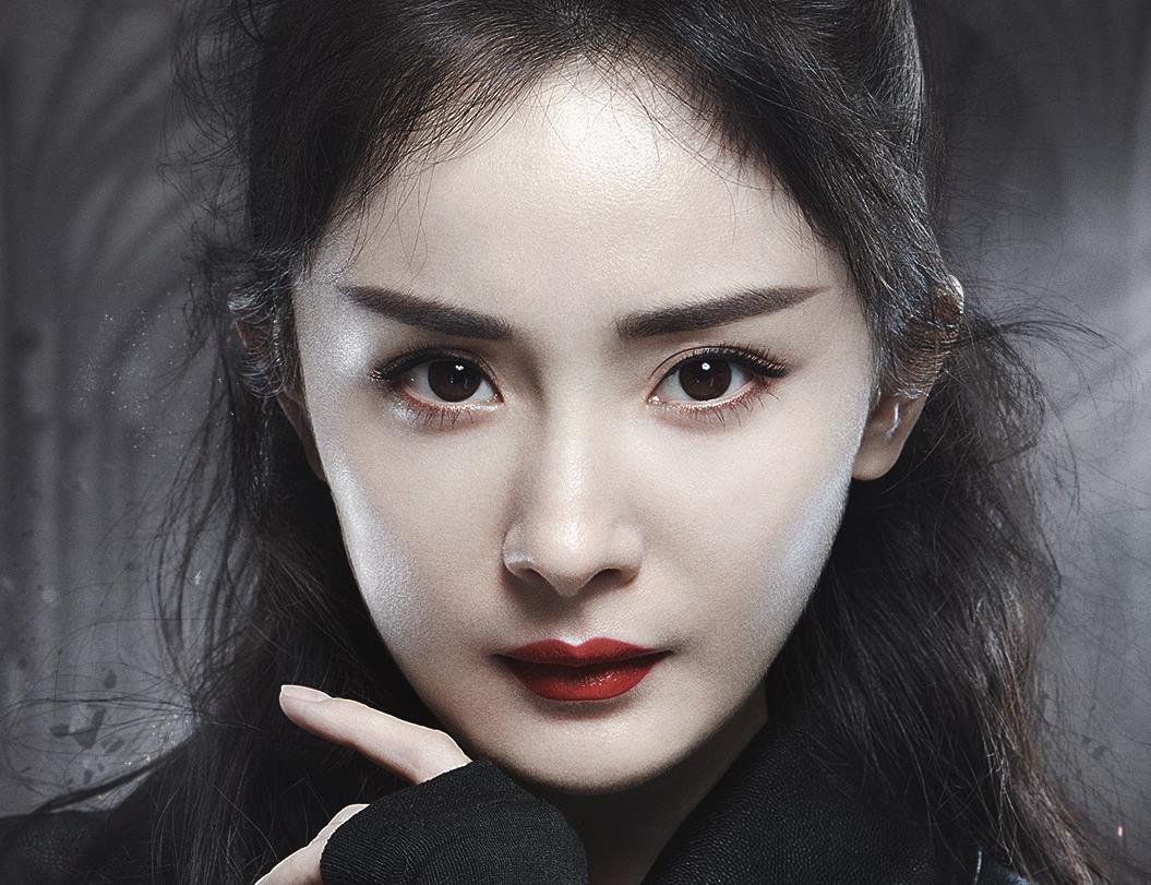 杨幂最新造型曝光一席黑袍披风一秒梦回屠灵大佬