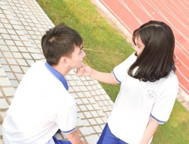 为防学生早恋校长发明特殊校服穿上后早恋者无处遁形