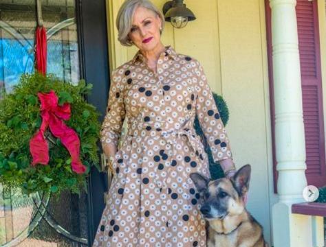 她是63岁的穿搭博主,皮肤松弛腰身也不苗条,但时尚气质从不输阵休闲区蓝鸢梦想 - Www.slyday.coM 她是63岁的穿搭博主,皮肤松弛腰身也不苗条,但时尚气质从不输阵休闲区蓝鸢梦想 - Www.slyday.coM