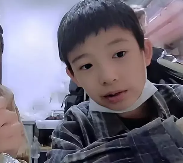 董洁12岁儿子近照曝光下巴后缩眼距变宽越来越像老爸潘粤明