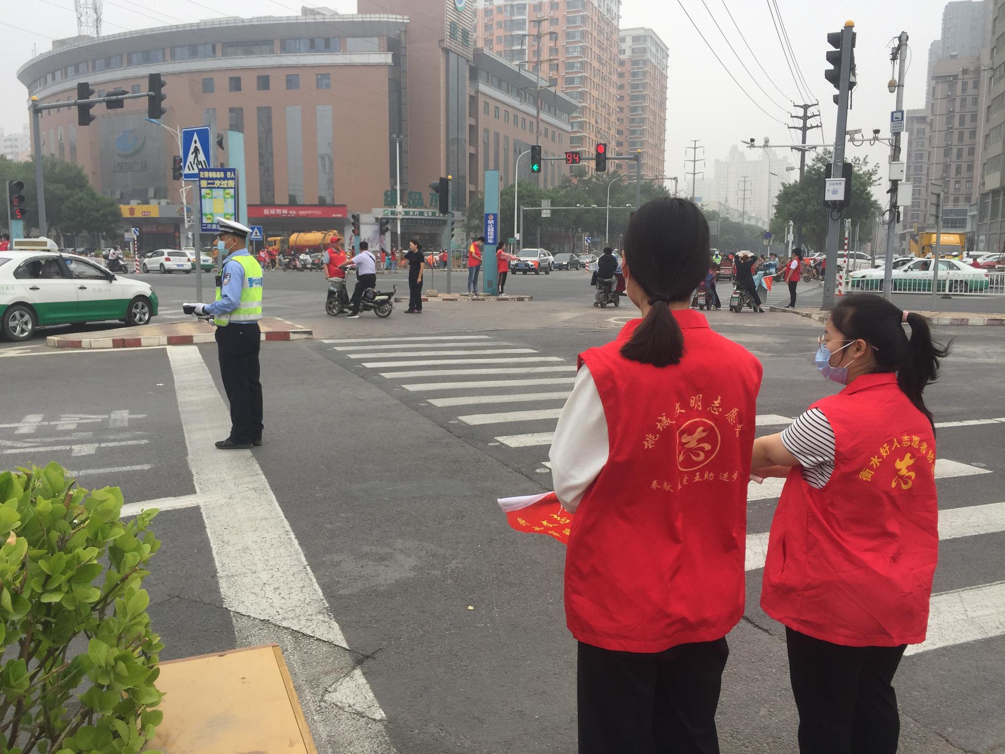 衡水交警携手衡水好人网志愿者开展文明交通劝导活动